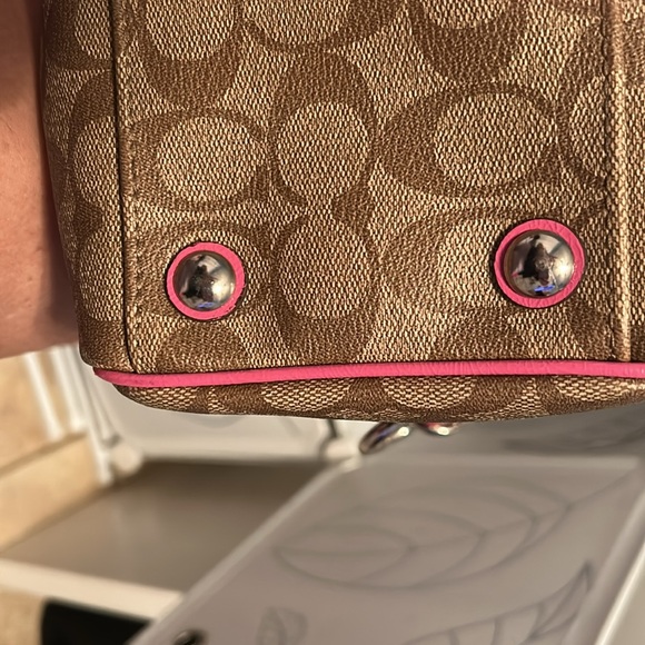 Mid size Coach purse - Picture 4 of 5